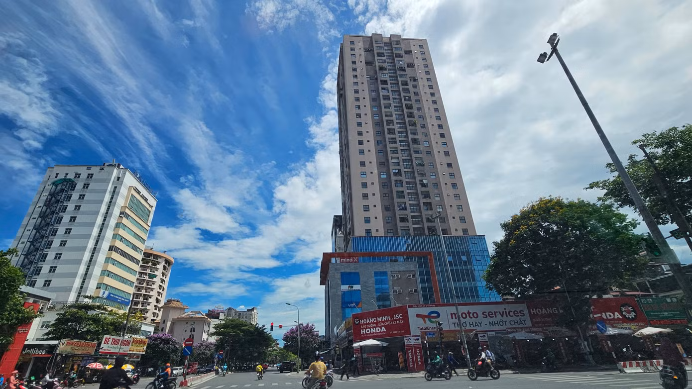 Trong danh sách 78 công trình vi phạm PCCC trên địa bàn quận Cầu Giấy còn có Tòa nhà hỗn hợp AZ Lâm Viên tại số 107 Nguyễn Phong Sắc (phường Dịch Vọng Hậu) của Công ty CP bất động sản AZ Thăng Long.
