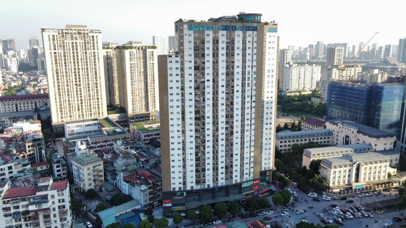 Đối với chung cư Thăng Long Tower số 33 Mạc Thái Tổ do Công ty TNHH Thăng Long làm chủ đầu tư. Cơ quan chức năng tạm đình chỉ, đình chỉ tại khu vực tầng kỹ thuật tòa nhà do vi phạm PCCC.