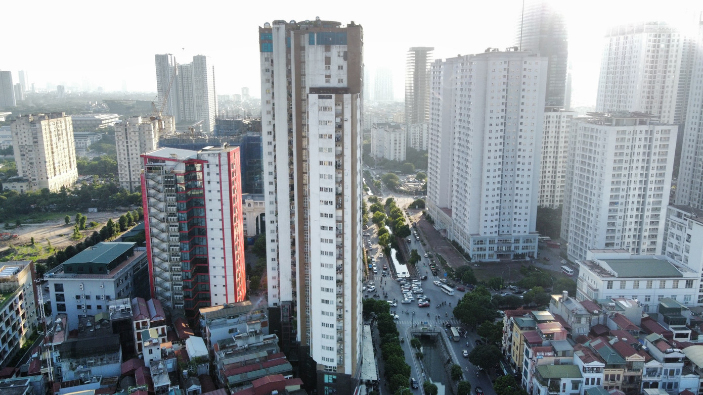 Tại phường Yên Hòa có 2 dự án chung cư bị công khai vi phạm PCCC là chung cư Cảnh sát 113 (ảnh trái) và chung cư Thăng Long Tower (ảnh phải).