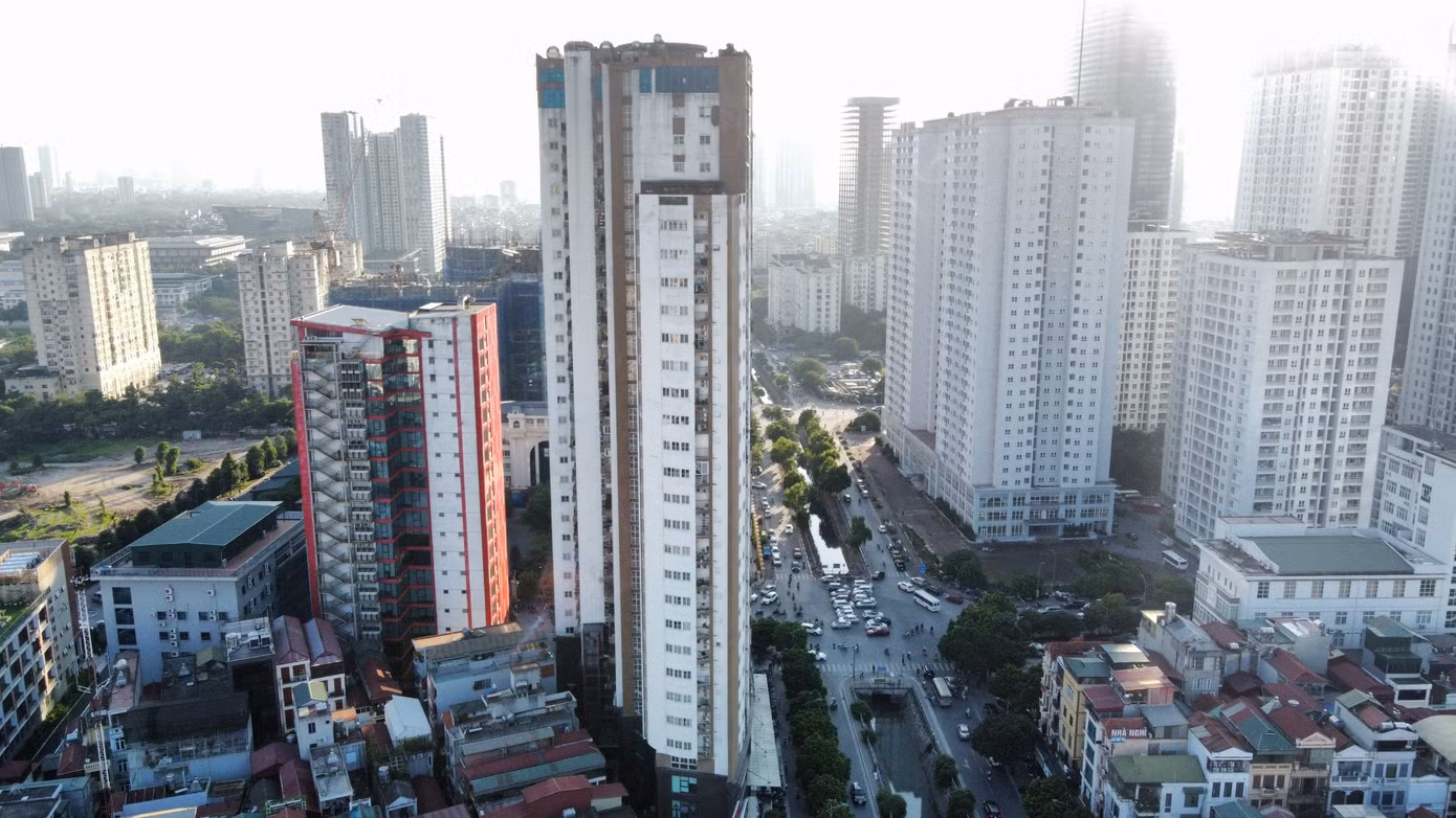 Tại phường Yên Hòa có 2 dự án chung cư bị công khai vi phạm PCCC là chung cư Cảnh sát 113 (ảnh trái) và chung cư Thăng Long Tower (ảnh phải).