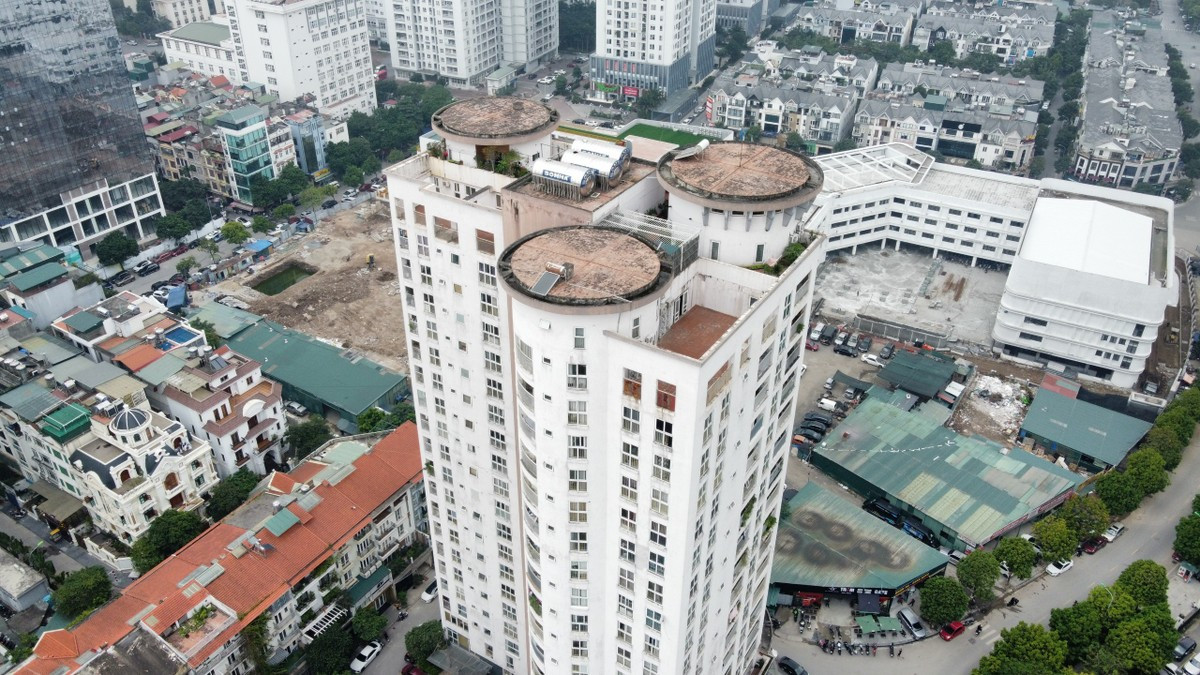Đối với dự án này, hồi cuối năm 2023, UBND TP Hà Nội cho biết chủ đầu tư có hàng loạt vi phạm trật tự xây dựng như biến tầng kỹ thuật thành văn phòng, căn hộ để bán. Cụ thể, đối với chung cư cao tầng, tại tầng kỹ thuật xây ngăn chia thành 15 phòng (trong đó có 03 phòng vệ sinh) kết cấu tường gạch trên diện tích 678m2 (sử dụng làm văn phòng); Chủ đầu tư cũng bố trí 3 căn hộ tại tầng kỹ thuật mái...