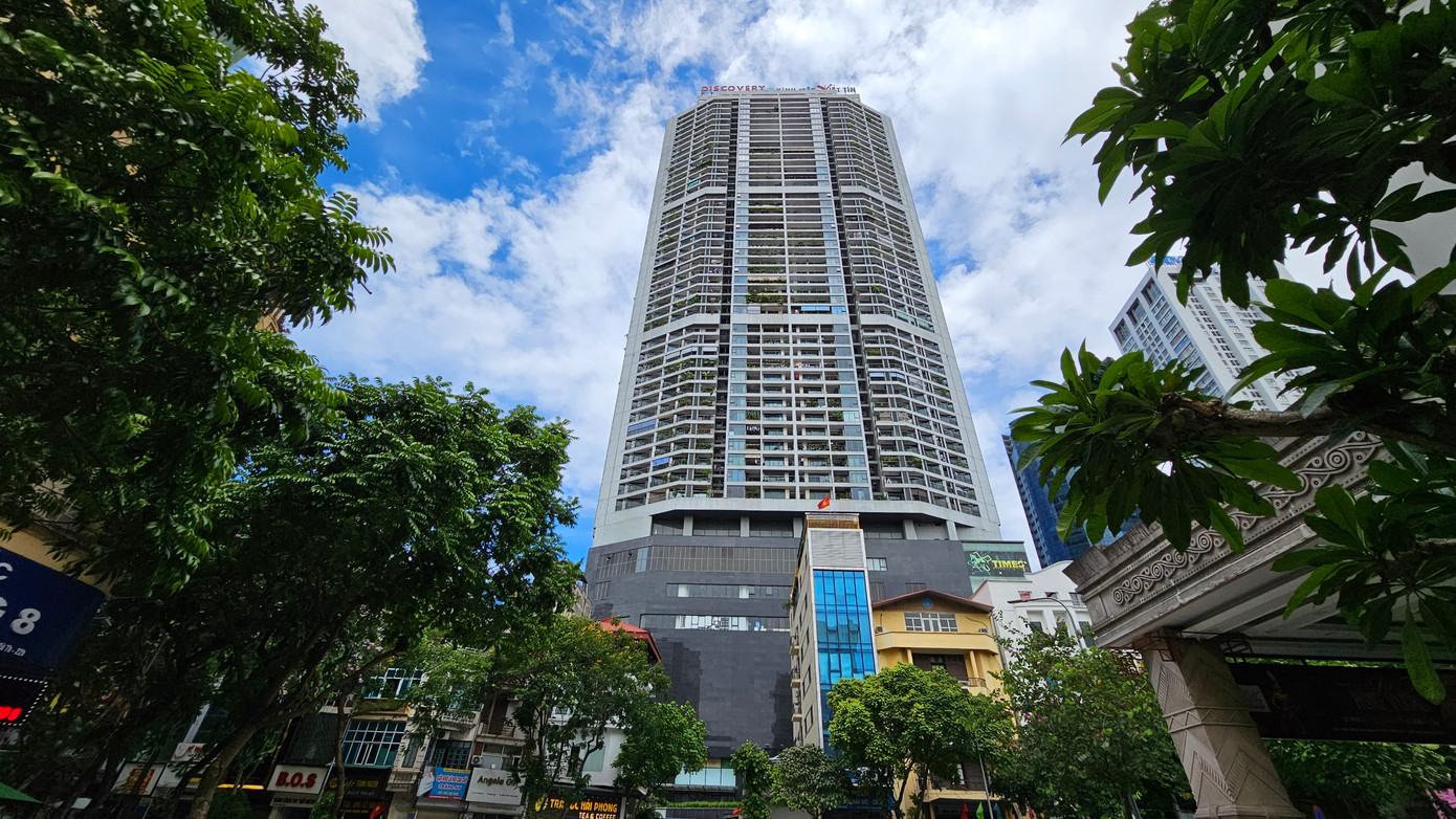 Gần tòa nhà hỗn hợp AZ Lâm Viên là tòa Discovery tại số 302 Cầu Giấy (phường Dịch Vọng) do CTCP Đầu tư Thương mại Dịch vụ Cầu Giấy làm chủ đầu tư cũng có vi phạm về PCCC.