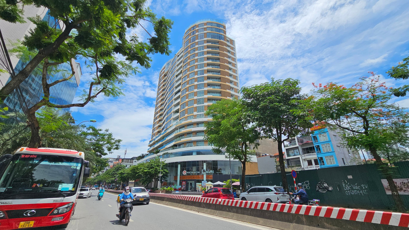 Tại dự án chung cư cao cấp và TTTM Watermark số 395 Lạc Long Quân (phường Nghĩa Đô) do Công ty cổ phần phát triển bất động sản Tây Hồ Tây làm chủ đầu tư dính loạt vi phạm PCCC bị tạm đình chỉ, đình chỉ hoạt động như tại tầng mái trục (1-4, B-D), tầng T trục (6-8,C-D); trục (1-3,C-D).