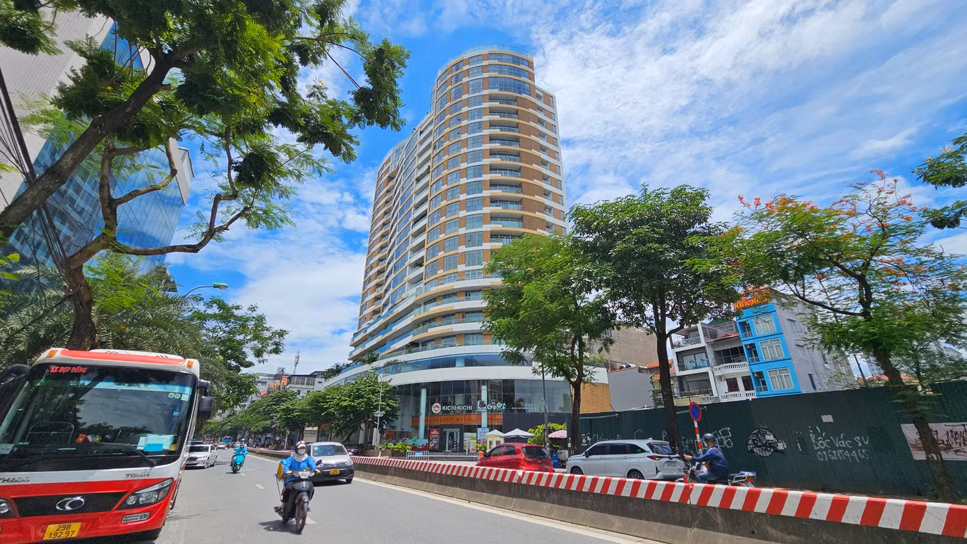 Tại dự án chung cư cao cấp và TTTM Watermark số 395 Lạc Long Quân (phường Nghĩa Đô) do Công ty cổ phần phát triển bất động sản Tây Hồ Tây làm chủ đầu tư dính loạt vi phạm PCCC bị tạm đình chỉ, đình chỉ hoạt động như tại tầng mái trục (1-4, B-D), tầng T trục (6-8,C-D); trục (1-3,C-D).