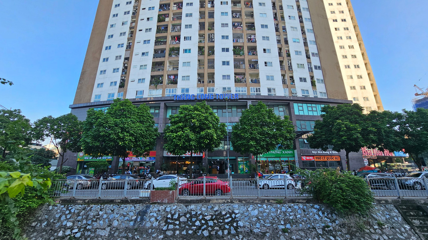 Dự án Thăng Long Tower trước đó dính “lùm xùm” xây vượt 10 tầng. Theo đó, dự án được cấp phép 17 nhưng chủ đầu tư cho xây dựng thành 27 tầng và nhiều lần bị đình chỉ thi công.