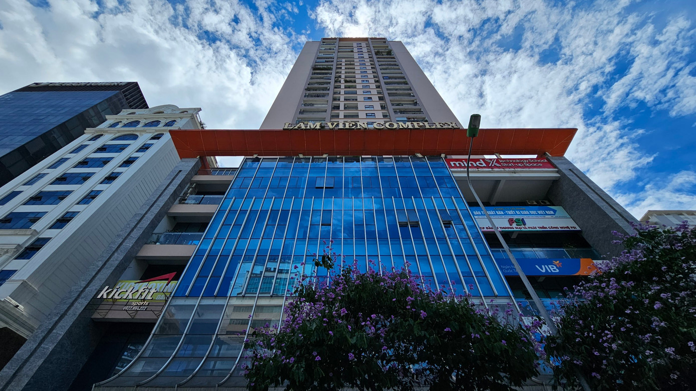 Cơ quan chức năng tạm đình chỉ, đình chỉ toàn bộ công trình nhưng đến nay tòa nhà vẫn hoạt động.