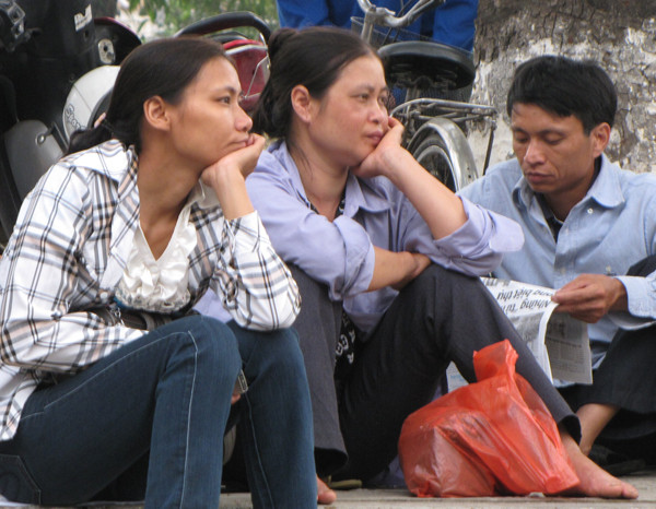 Ai cũng lo lắng, hồi hộp khi con em mình đang làm bài trong phòng thi. Ảnh: Trường Phong