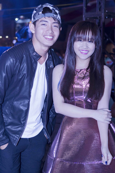 Văn Mai Hương chụp ảnh kỷ niệm cùng hot boy Quang Đăng ở hậu trường sân khấu