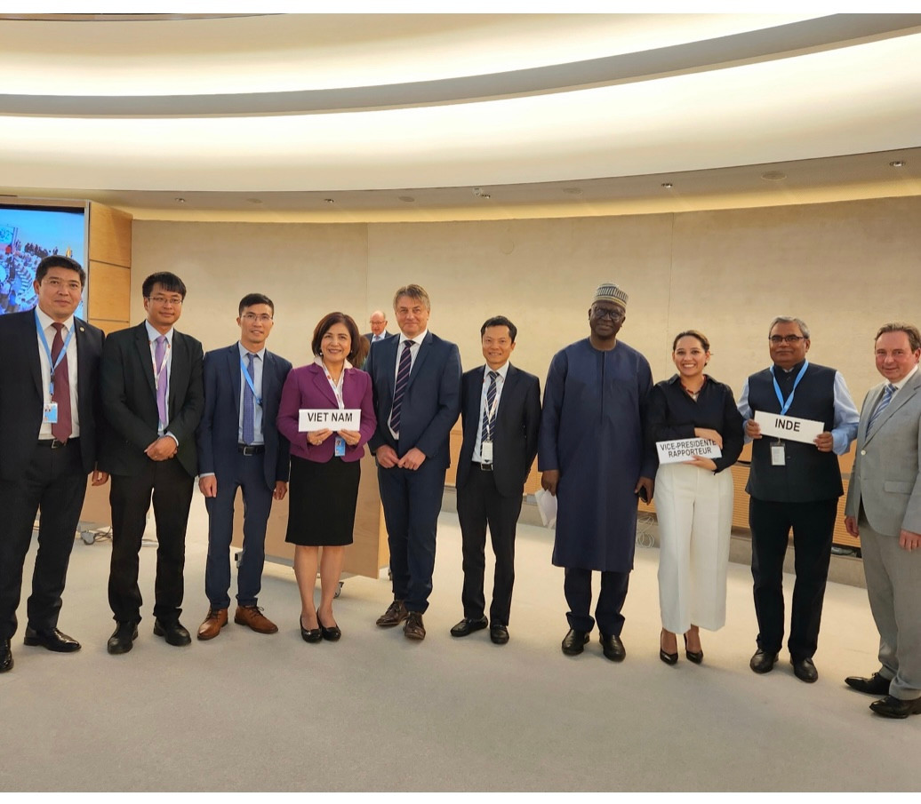 Đại sứ Lê Thị Tuyết Mai và đoàn Việt Nam cùng Chủ tịch và ba Phó Chủ tịch HĐNQ năm 2023, Đại sứ các nước tại phiên bế mạc Khóa họp 54 HĐNQ. (Ảnh: Phái đoàn Việt Nam tại Geneva). Đại sứ Lê Thị Tuyết Mai và đoàn Việt Nam cùng Chủ tịch và ba Phó Chủ tịch HĐNQ năm 2023, Đại sứ các nước tại phiên bế mạc Khóa họp 54 HĐNQ. (Ảnh: Phái đoàn Việt Nam tại Geneva).