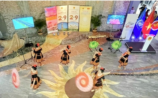 Tiết mục múa Góc chợ phiên của Đoàn nghệ thuật tỉnh Điện Biên tại sự kiện văn hóa nghệ thuật kỷ niệm Quốc khánh lần thứ 78 tại Geneva. Ảnh: TTXVN