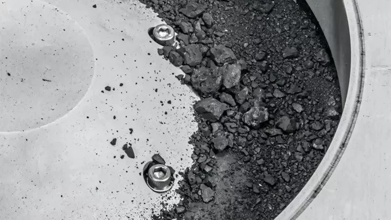 Mẫu đá lấy về từ tiểu hành tinh Bennu bên trong bộ thu mẫu OSIRIS-REx.(Ảnh: NASA) Mẫu đá lấy về từ tiểu hành tinh Bennu bên trong bộ thu mẫu OSIRIS-REx.(Ảnh: NASA)