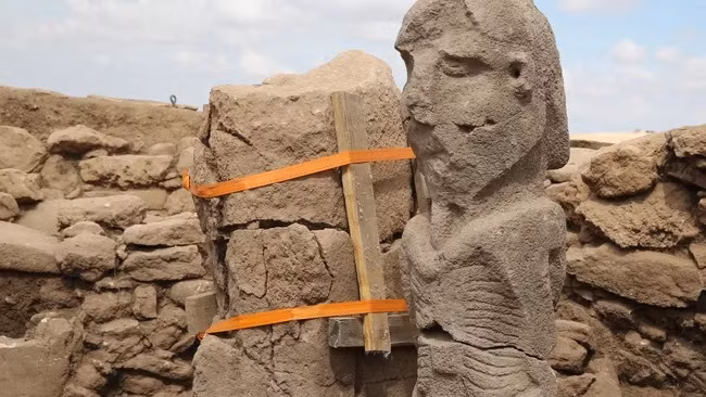 Tác phẩm điêu khắc này vừa được tìm thấy ở Karahan Tepe. Những tác phẩm điêu khắc mới được tìm thấy có niên đại khoảng 11.000 năm tuổi. (Ảnh: Cơ quan / Cộng tác viên Anadolu qua Getty Images) Tác phẩm điêu khắc này vừa được tìm thấy ở Karahan Tepe. Những tác phẩm điêu khắc mới được tìm thấy có niên đại khoảng 11.000 năm tuổi. (Ảnh: Cơ quan / Cộng tác viên Anadolu qua Getty Images)