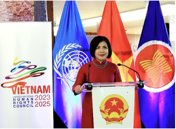 Đại sứ Lê Thị Tuyết Mai phát biểu khai mạc sự kiện văn hóa kỷ niệm Quốc khánh Việt Nam lần thứ 78 tại Geneva. Ảnh: TTXVN.