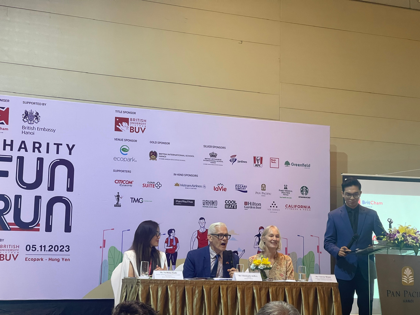 Chủ tịch Hiệp hội Doanh nghiệp Anh Quốc (BritCham) Christopher Jeffery trả lời báo chí tại cuộc họp báo chiều 19/10.