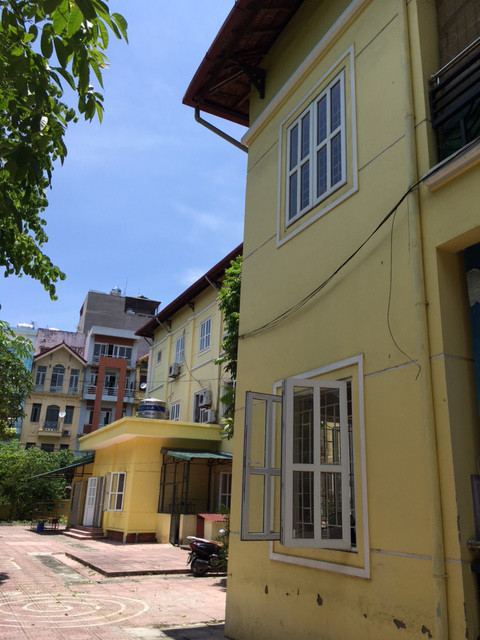 Khiển trách 2 cô giáo vụ trẻ mầm non rơi từ tầng 2 xuống đất ảnh 1