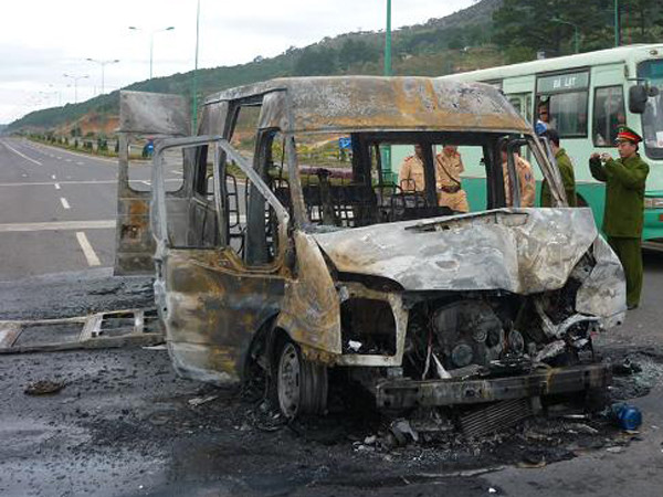 11 hành khách thoát chết khi xe bốc cháy