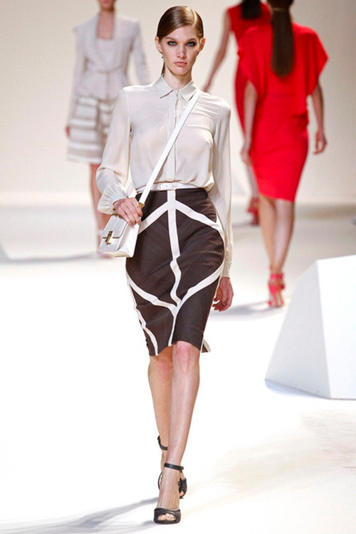 Những chiếc váy bút chì với kiểu dáng bó sát trở thành tâm điểm của buổi trình diễn