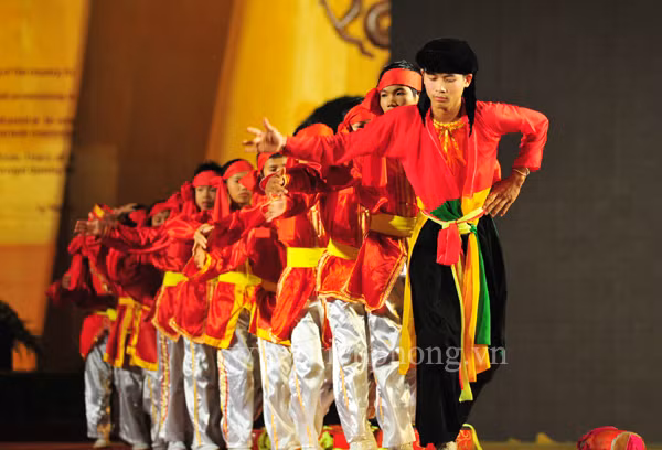 Người dân đội mưa xem múa cổ Thăng Long ảnh 19 Người dân đội mưa xem múa cổ Thăng Long ảnh 19