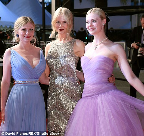 Phạm Băng Băng – ‘Đóa hồng nhung’ quyến rũ mê hoặc tại Cannes ảnh 12