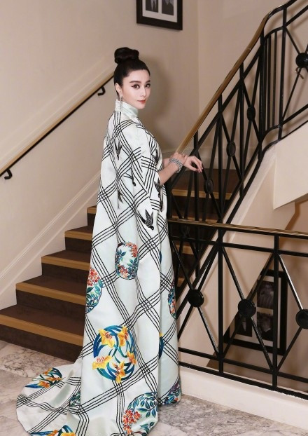 Giám khảo Phạm Băng Băng lăng xê mốt áo choàng thời thượng ảnh 9