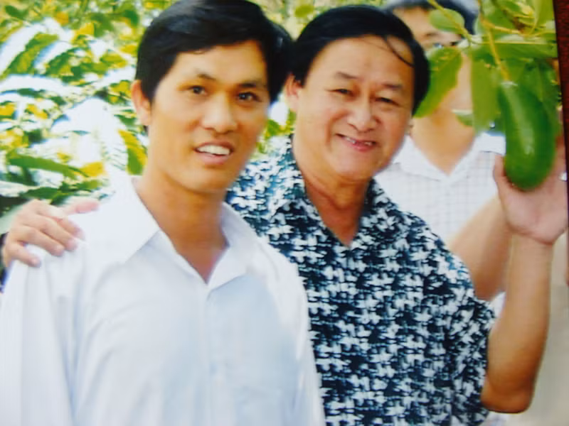 Mười với giáo sư Nguyễn Lân Hùng (phải) thăm vườn bơ 