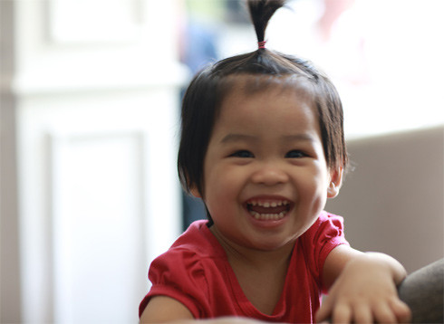 Bé Hà Minh, con của cặp Thắng - Quỳnh, rất thích xem Đường lên đỉnh Olympia. Ảnh: NVCC