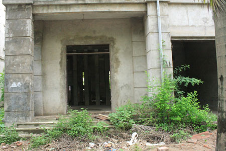 Ngôi nhà đã xây xong, hoàn thiện nhưng bỏ hoang