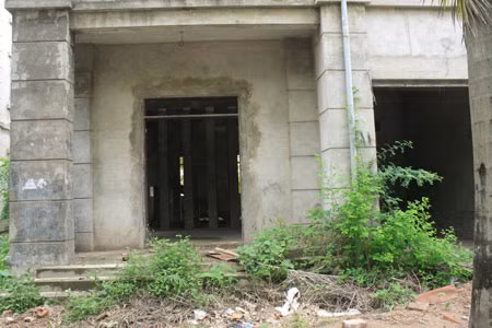 Ngôi nhà đã xây xong, hoàn thiện nhưng bỏ hoang