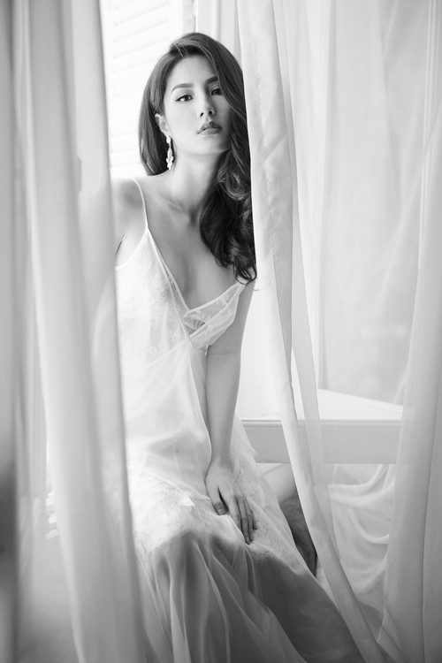 Diễm My 9x ‘thả rông’ vòng 1 với váy voan trong suốt ảnh 1