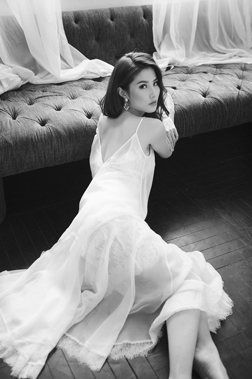 Diễm My 9x ‘thả rông’ vòng 1 với váy voan trong suốt ảnh 2