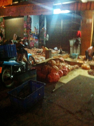 Tập kết heo, gà lậu trên quốc lộ 1A, khu vực Hố Nai, Biên Hòa để chuyển đi tiêu thụ Ảnh: L. Nguyễn