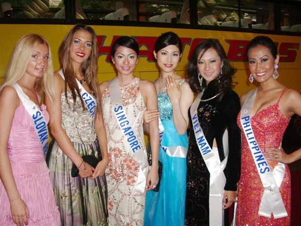 Hoa hậu Biển Vũ Ngọc Diệp (thứ hai từ phải sang) tại buổi tiệc đấu giá.Ảnh BTC Hoa hậu Biển Vũ Ngọc Diệp (thứ hai từ phải sang) tại buổi tiệc đấu giá.Ảnh BTC