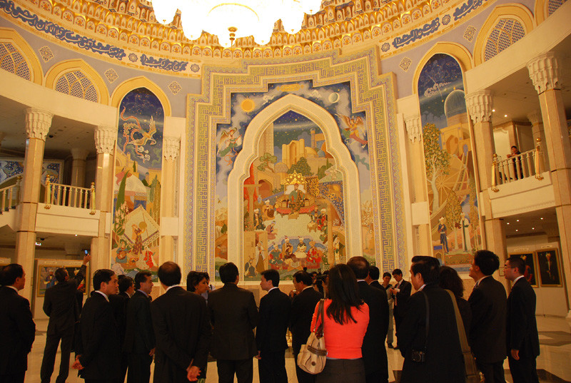 Khách Việt tại Bảo tàng quốc gia các triều đại Timuaredov, nơi lưu trữ các chứng tích vô giá trong đó có con đường tơ lụa huyền thoại đi qua Udơbekixtan 