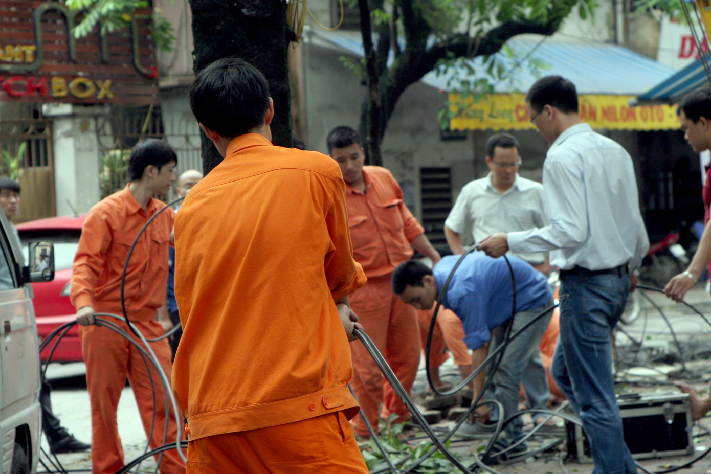 Công nhân ngành điện lực khắc phục hậu quả