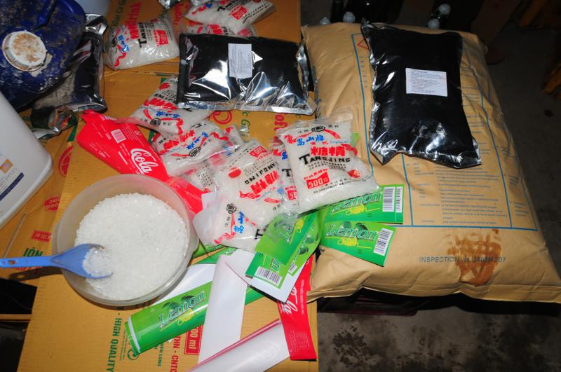 Các loại phụ gia thực phẩm, đường hóa học nằm ngoài danh mục không được phép sử dụng trong chế biến thực phẩm, phẩm màu không rõ nguồn gốc xuất xứ