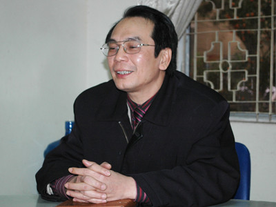 Thầy Nguyễn Xuân Lâm, Phó hiệu trưởng trường THPT Kim Liên trao đổi với phóng viên