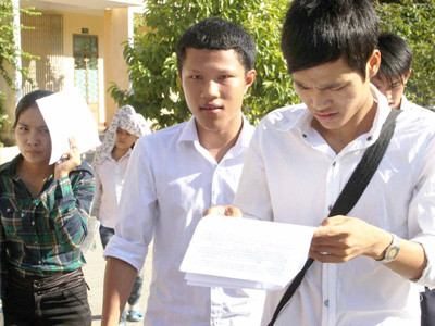 Nhiều thí sinh dự thi CĐ ở Đà Nẵng tỏ ra khá căng thẳng trước tỷ lệ chọi cao (ảnh chụp sáng 14-7) Ảnh: Nguyễn Huy