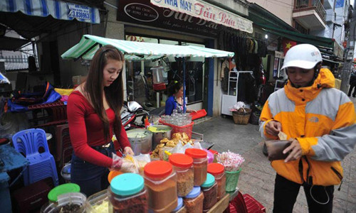 Bảo Chi cho biết, một ngày của cô khá bận. Chi phải dậy từ rất sớm và bán hàng tới tận đêm. 