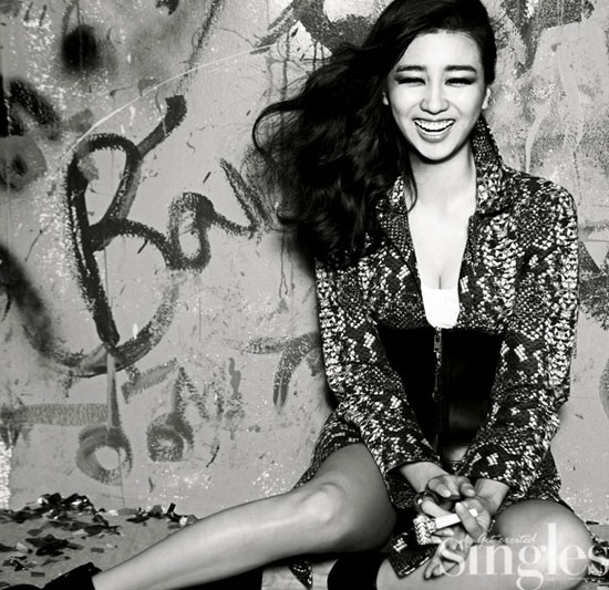 Go Jun Hee khoe chân dài miên man cùng những đường cong nữ tính trên Esquire Korea. Park Ha Sun hiện đại, cá tính và đầy sức hút với những gam màu thời trang.