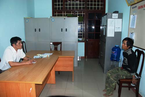 Công an tỉnh Quảng Trị lấy lời khai của Hồ Văn Công - Ảnh: Nguyễn Phúc