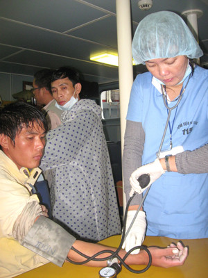 Người dân Lý Sơn bỏ gần nửa tỷ đồng thuê tàu đi cấp cứu 