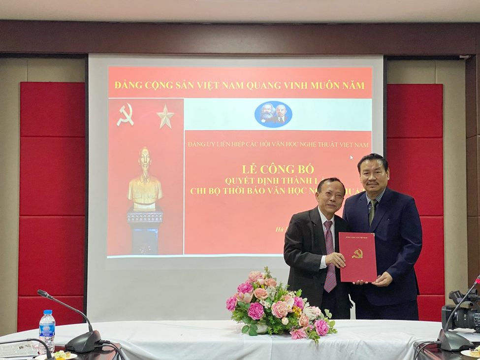 TS Đoàn Thanh Nô - Phó Bí thư Đảng đoàn, Bí thư Đảng ủy, Phó Chủ tịch Thường trực Liên hiệp các Hội Văn học nghệ thuật Việt Nam (bên phải) trao Quyết định thành lập cho Chi bộ Thời báo Văn học nghệ thuật cho đồng chí Hoàng Dự (bên trái). Ảnh Phạm Hằng TS Đoàn Thanh Nô - Phó Bí thư Đảng đoàn, Bí thư Đảng ủy, Phó Chủ tịch Thường trực Liên hiệp các Hội Văn học nghệ thuật Việt Nam (bên phải) trao Quyết định thành lập cho Chi bộ Thời báo Văn học nghệ thuật cho đồng chí Hoàng Dự (bên trái). Ảnh Phạm Hằng