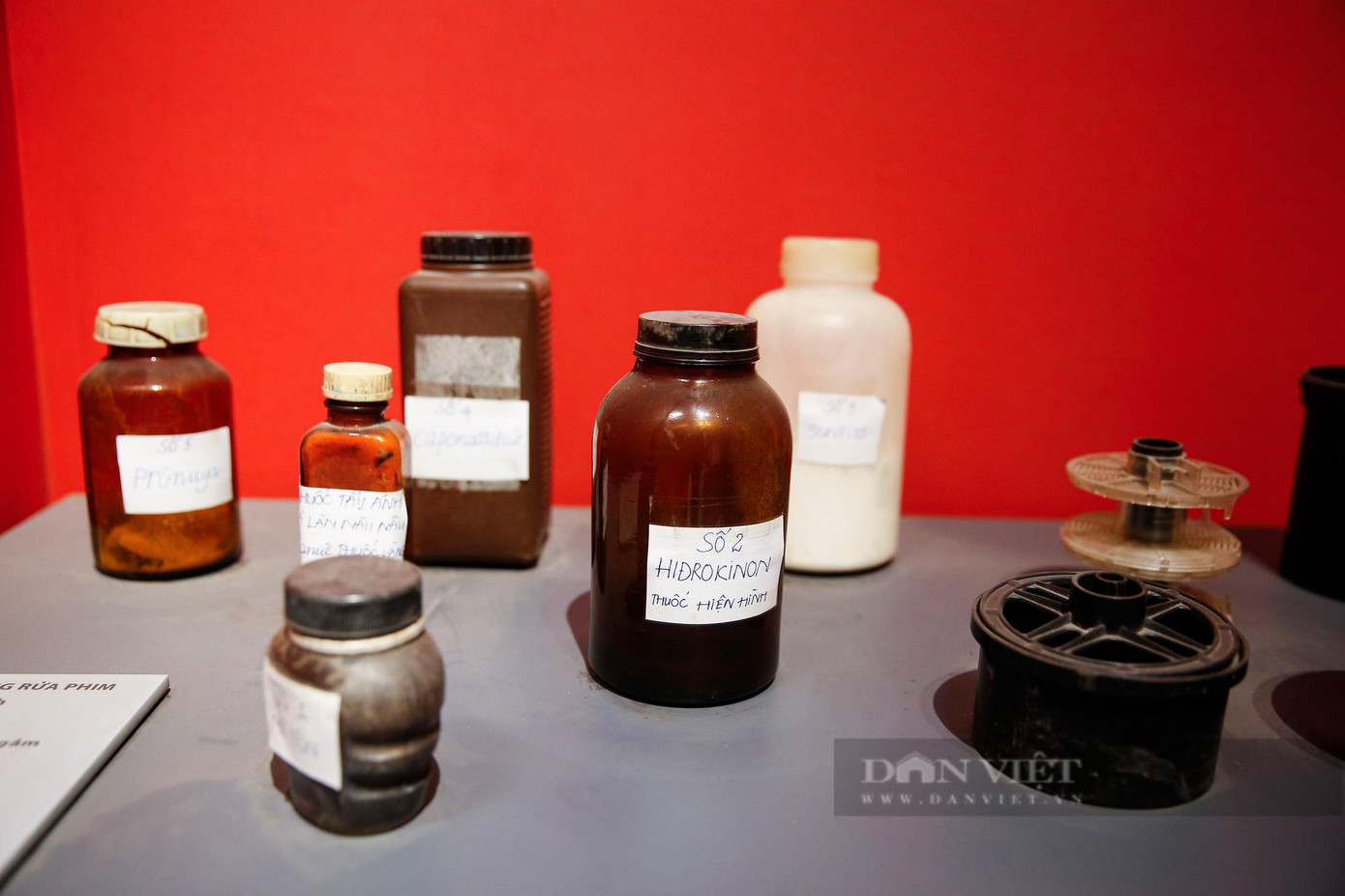 Các loại thuốc rửa, lên màu, lên phim... được những người thợ nhiếp ảnh xưa sử dụng in phóng ảnh trưng bày trong bảo tàng.