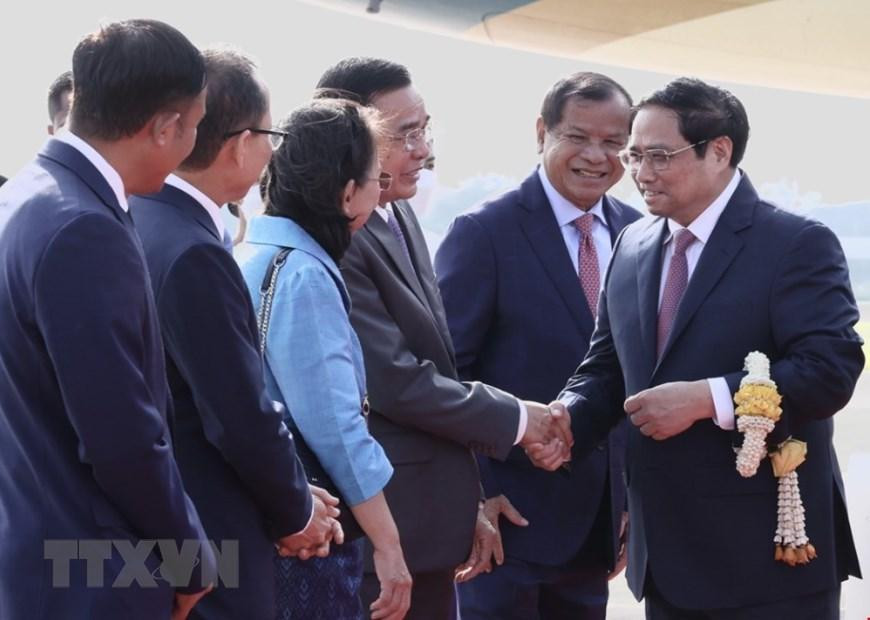 Các quan chức Campuchia đón Thủ tướng Phạm Minh Chính tại sân bay quốc tế Phnom Penh. (Ảnh: Dương Giang/TTXVN)