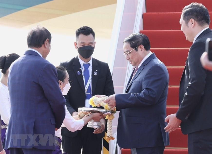 Lễ đón Thủ tướng Phạm Minh Chính tại sân bay quốc tế Phnom Penh. (Ảnh: Dương Giang/TTXVN)
