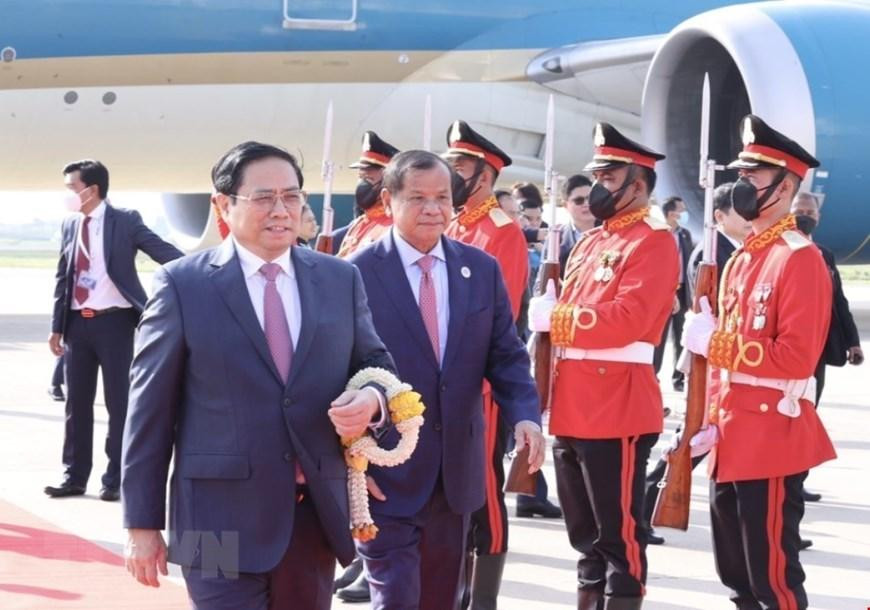 Quan chức cấp cao Campuchia đón Thủ tướng Phạm Minh Chính tại sân bay quốc tế Phnom Penh. (Ảnh: Dương Giang/TTXVN)