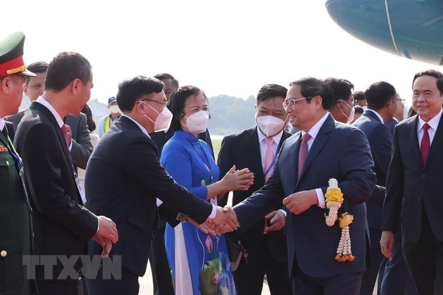Thủ tướng Phạm Minh Chính tại sân bay quốc tế Phnom Penh. (Ảnh: Dương Giang/TTXVN)