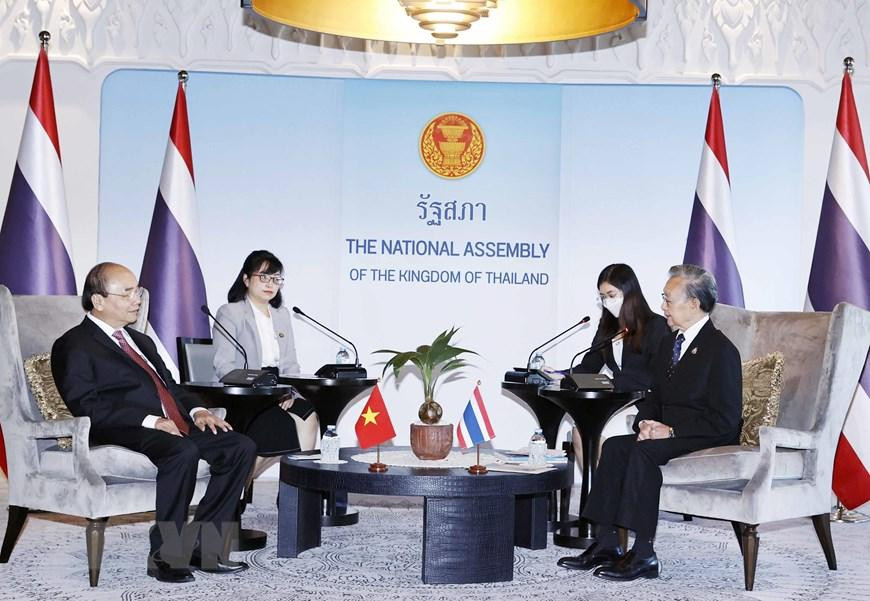 Chủ tịch nước Nguyễn Xuân Phúc gặp Chủ tịch Quốc hội Thái Lan Chuan Leekpai. (Ảnh: Thống Nhất/TTXVN)
