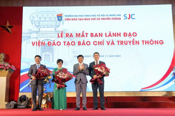 GS.TS Hoàng Anh Tuấn, Hiệu trưởng Trường ĐHKHXH&amp;NV tặng hoa chúc mừng tân Viện trưởng và các Phó Viện trưởng Viện ĐTBC&amp;TT.