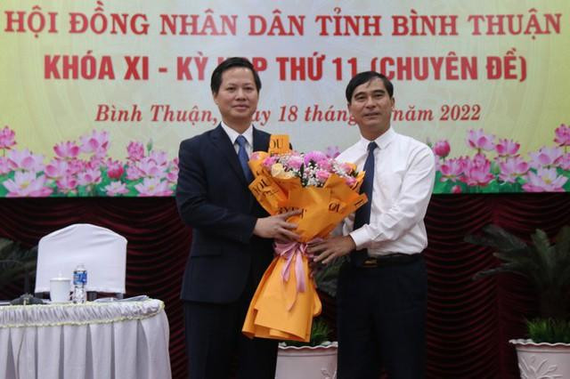 Bí thư Tỉnh ủy Bình Thuận tặng hoa chúc mừng tân Chủ tịch UBND tỉnh Đoàn Anh Dũng (trái) Bí thư Tỉnh ủy Bình Thuận tặng hoa chúc mừng tân Chủ tịch UBND tỉnh Đoàn Anh Dũng (trái)
